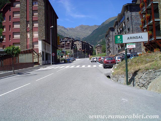 Fuerte rampa de entrada a Arinsal