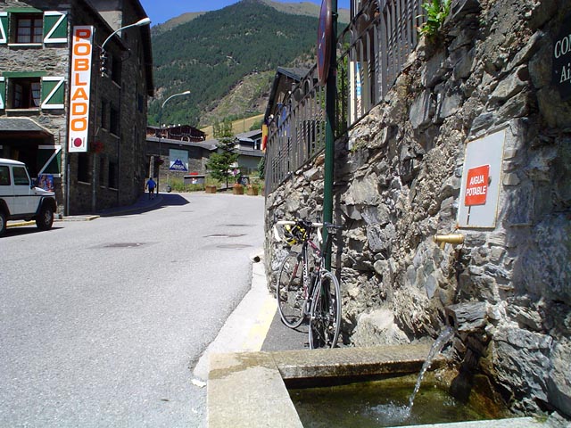 Fuente al paso por Arinsal