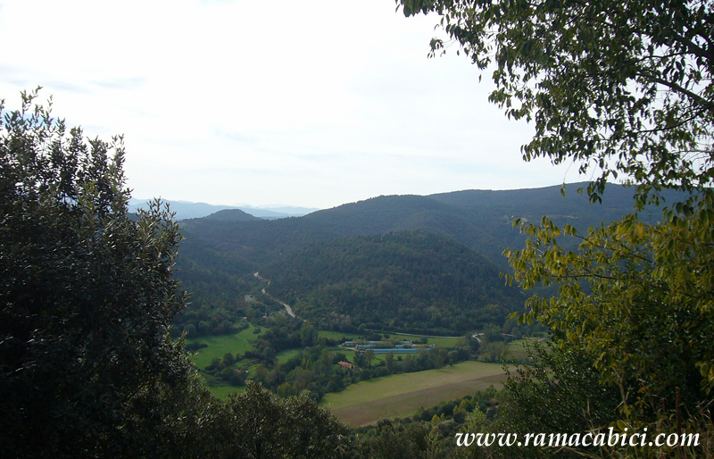 Vistas sobre Oix y la carretera de Camporiol