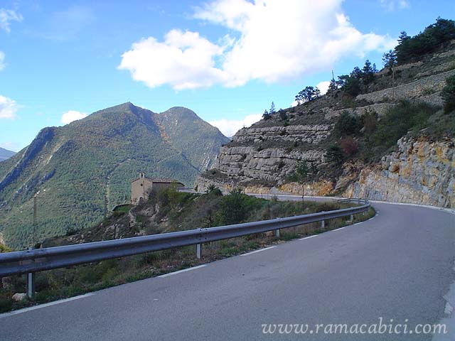 Paso junto a la Ermita de les Esposes